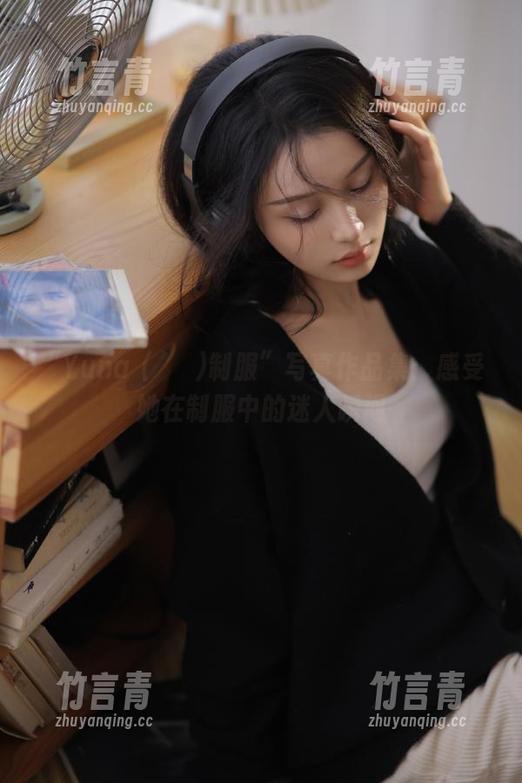 “Yuna (윤아)制服”写真作品集：感受她在制服中的迷人瞬间